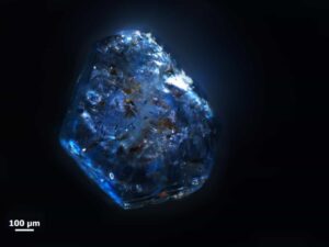 A sapphire from sediment in the Kyll, a river in the western Eifel. The crystal measures approximately 0.9 mm in diameter. | © Sebastian Schmidt