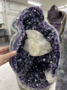 Amethyst-calcite geode from Los Catalanes already processed in the workshop and ready to sell.Photo: Fiorella Arduin Rode