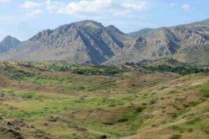 The Zagros Mountains and sediments that have accumulated over millions of years along the depression at the base of the mountains.Photo: Renas Koshnaw